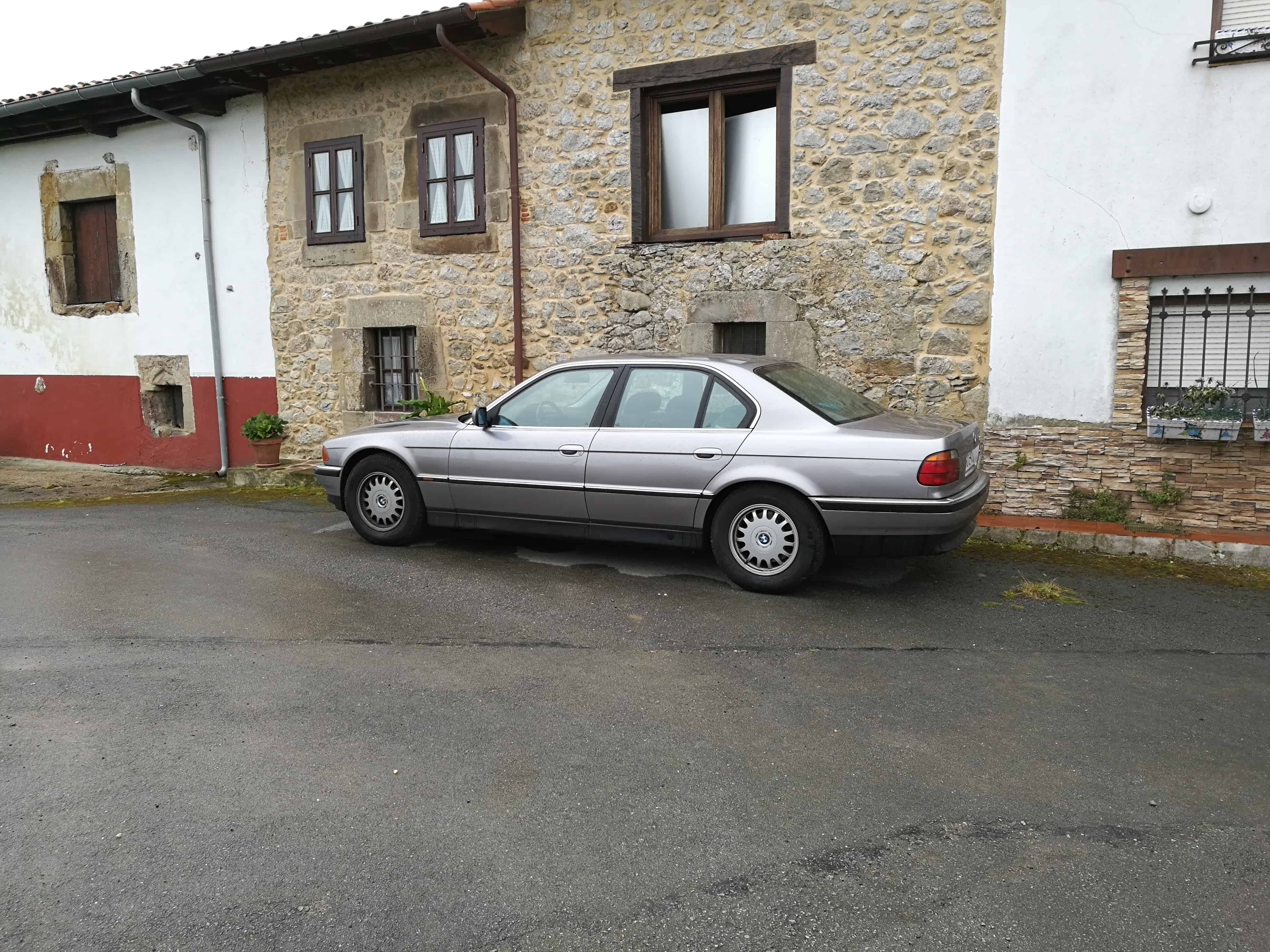 bmw740i2.jpg