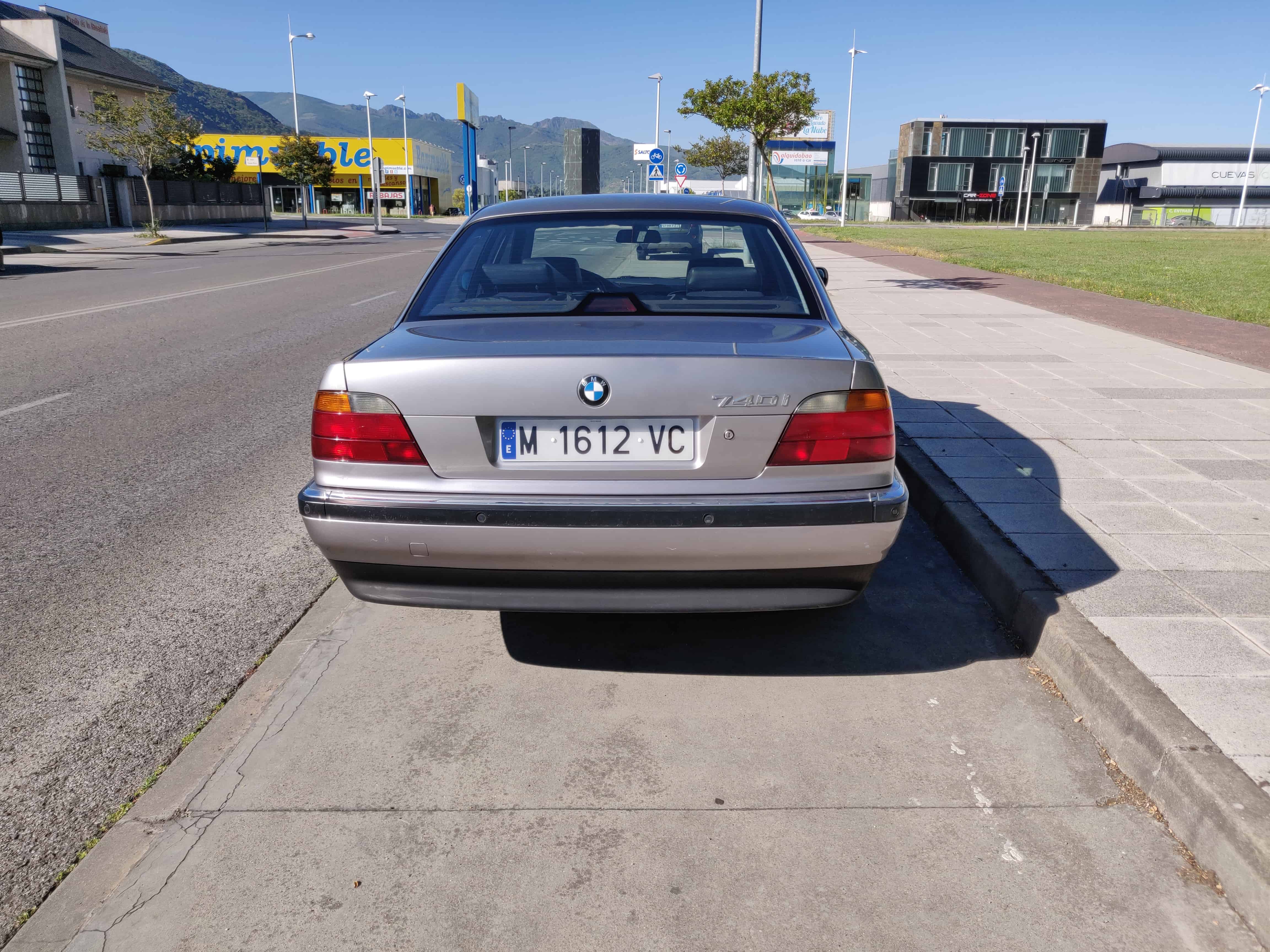 bmw740i5.jpg