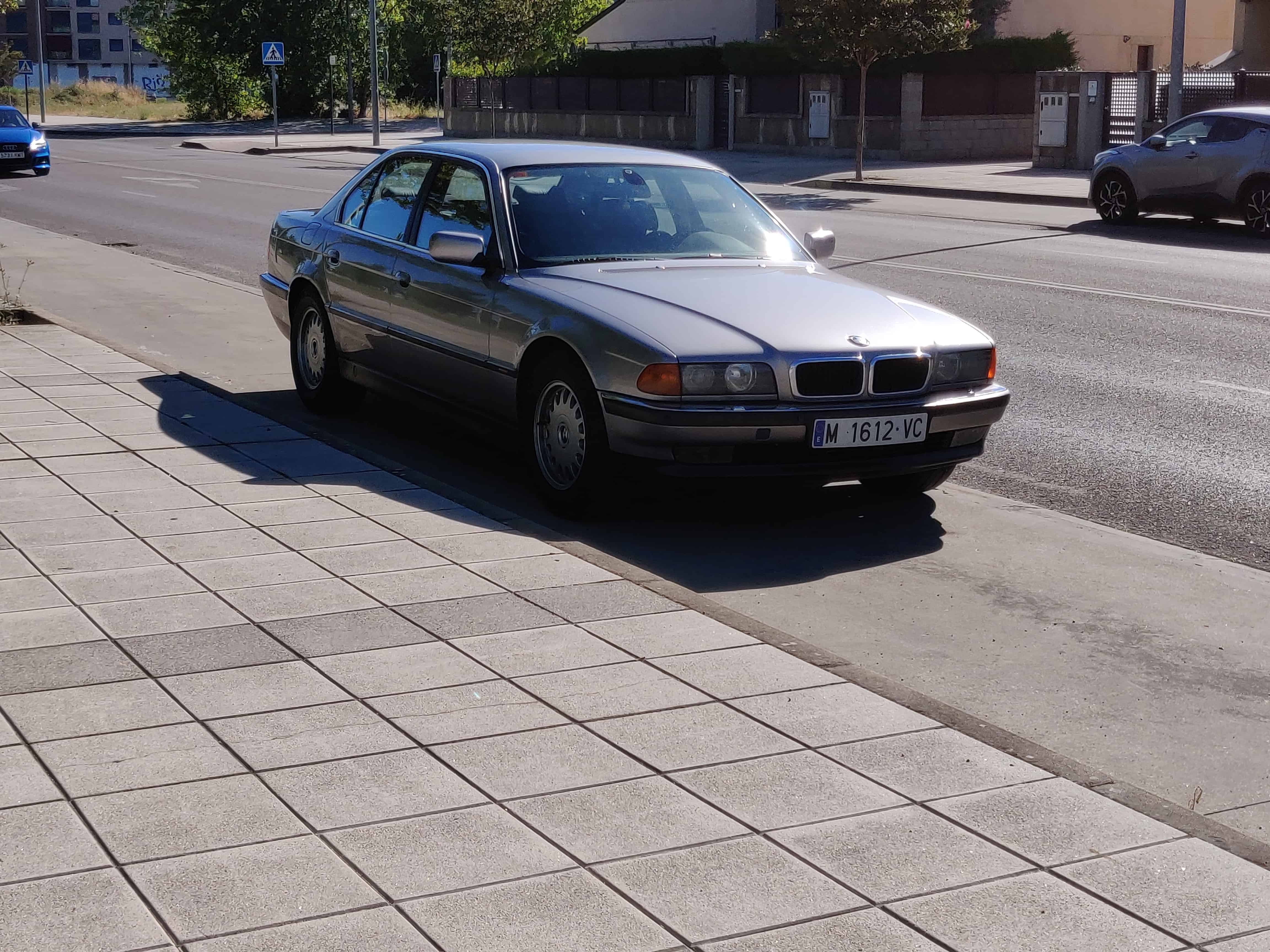 bmw740i7.jpg
